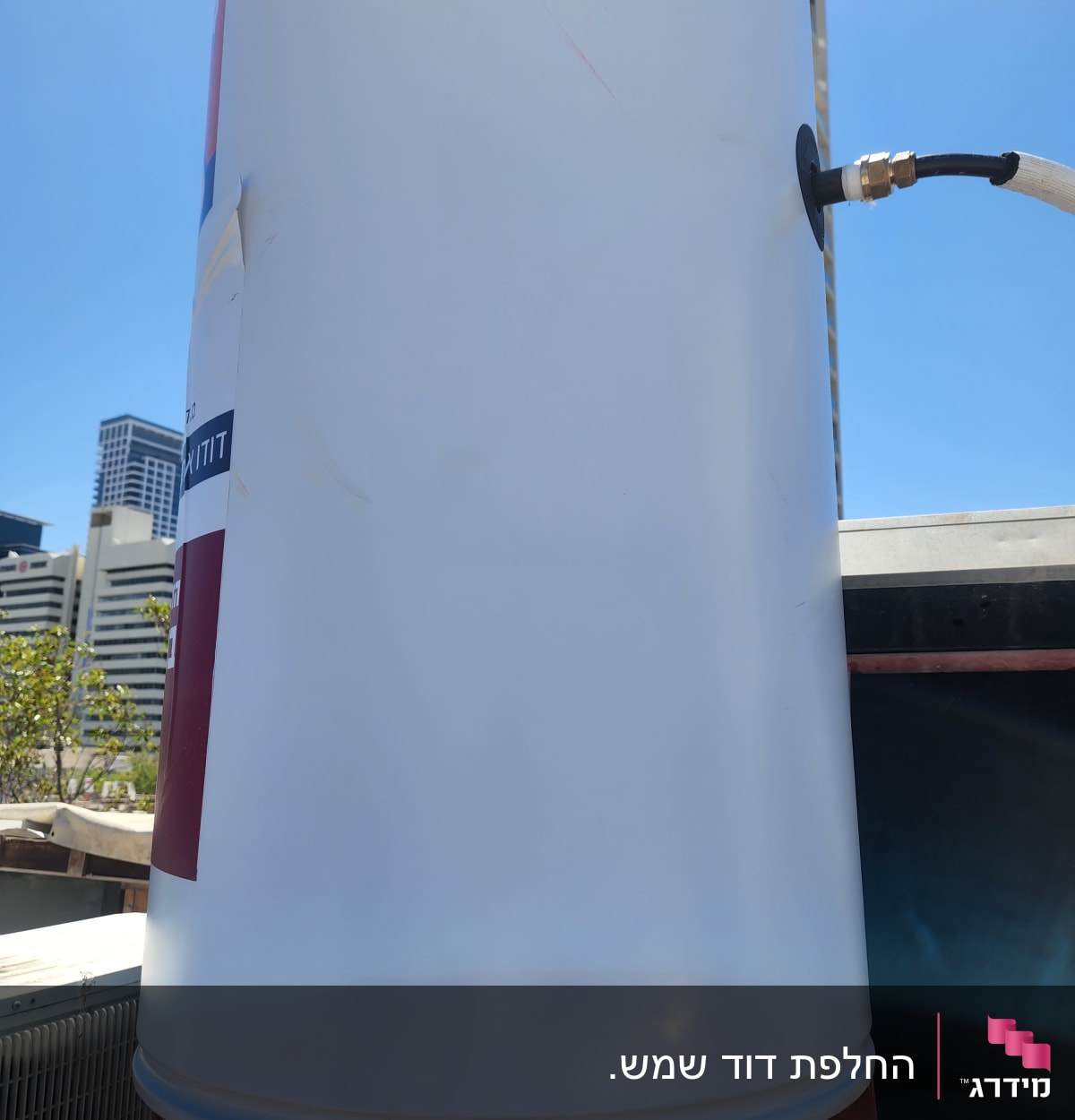 דוד שמש עם צינור מחובר על גג